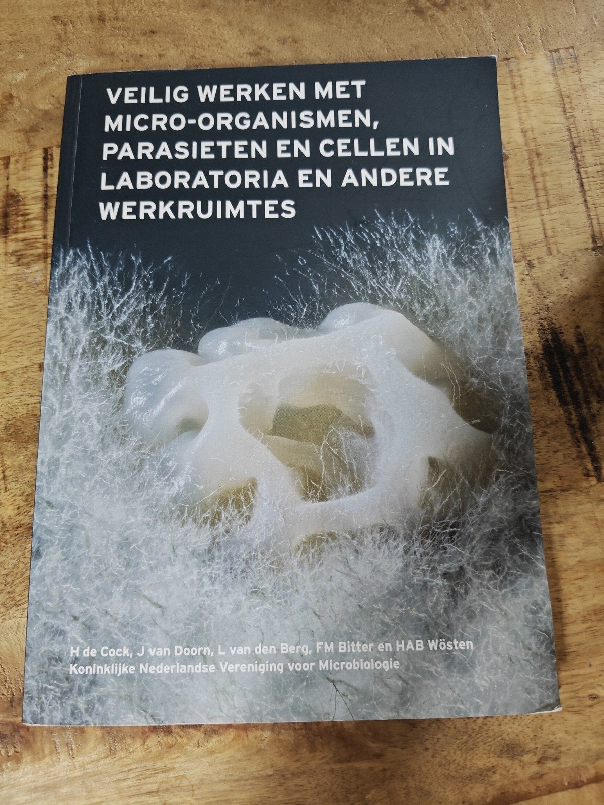 Veilig werken met micro-organismen, parasieten en cellen, Gelezen, H de Cock, J van Doorn, L van den Berg, FM Bitter en HAB Wösten
