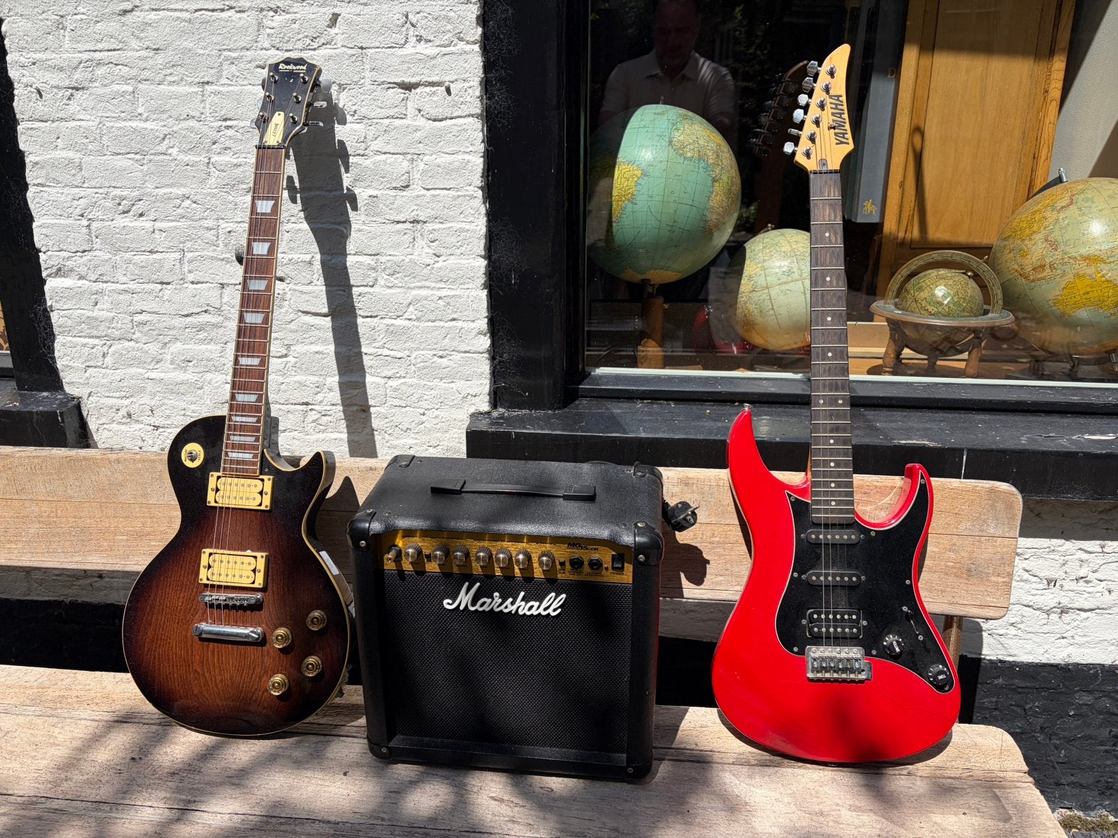 2 elektrische gitaren + Marshall MG15CDR versterker, Ophalen, Gebruikt, Solid body, Overige merken