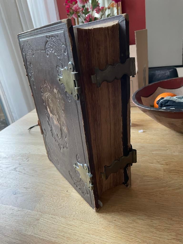 Bijbel met beslag en 28 voorstellingen, Ophalen of Verzenden, Gelezen, Christendom | Protestants