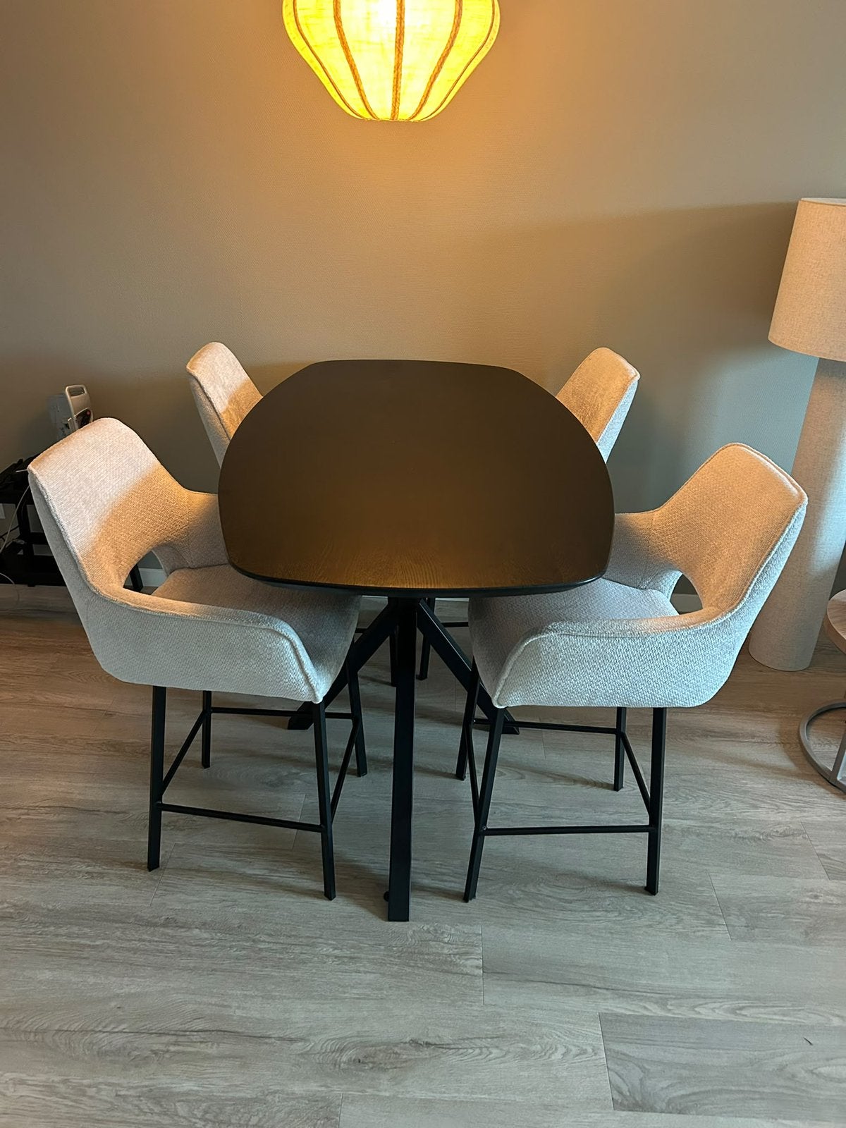 Deens ovale bartafel met 4 barkrukken