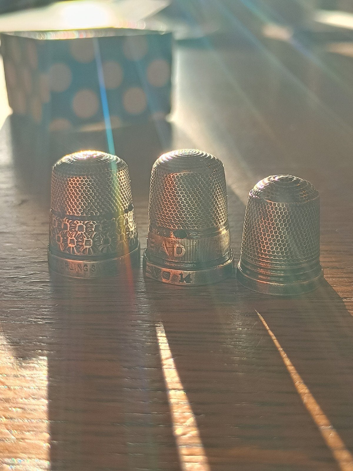 Set van 3 Zilveren Vingerhoedjes - Antiek Naaigerei, Ophalen of Verzenden, Gebruikt, Zilver, Reliëf