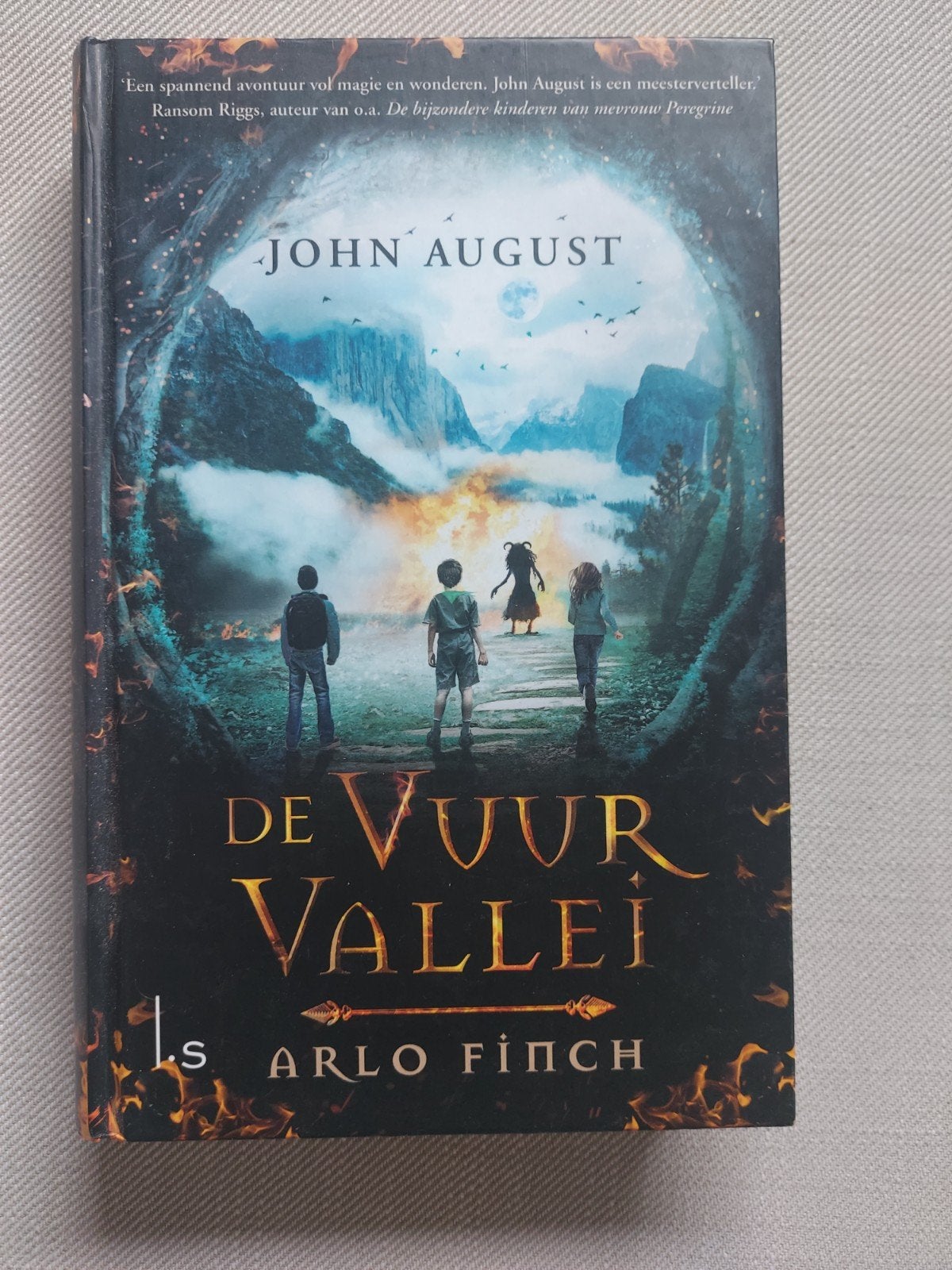 De Vuurvallei - Arlo Finch 1 - John August (Nieuw), Ophalen of Verzenden, Zo goed als nieuw, John August