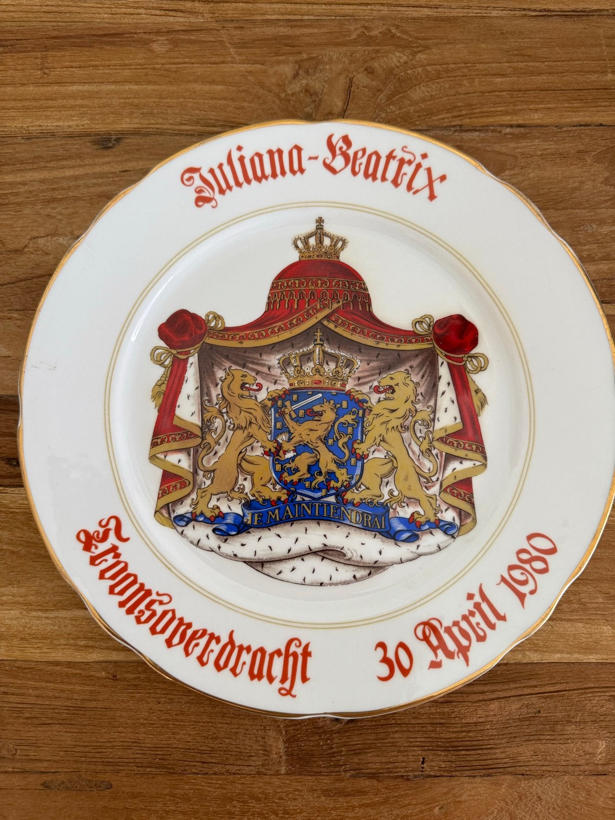 Herinneringsbord Troonsoverdracht Juliana-Beatrix 1980, Ophalen of Verzenden, Zo goed als nieuw, Nederland, Servies