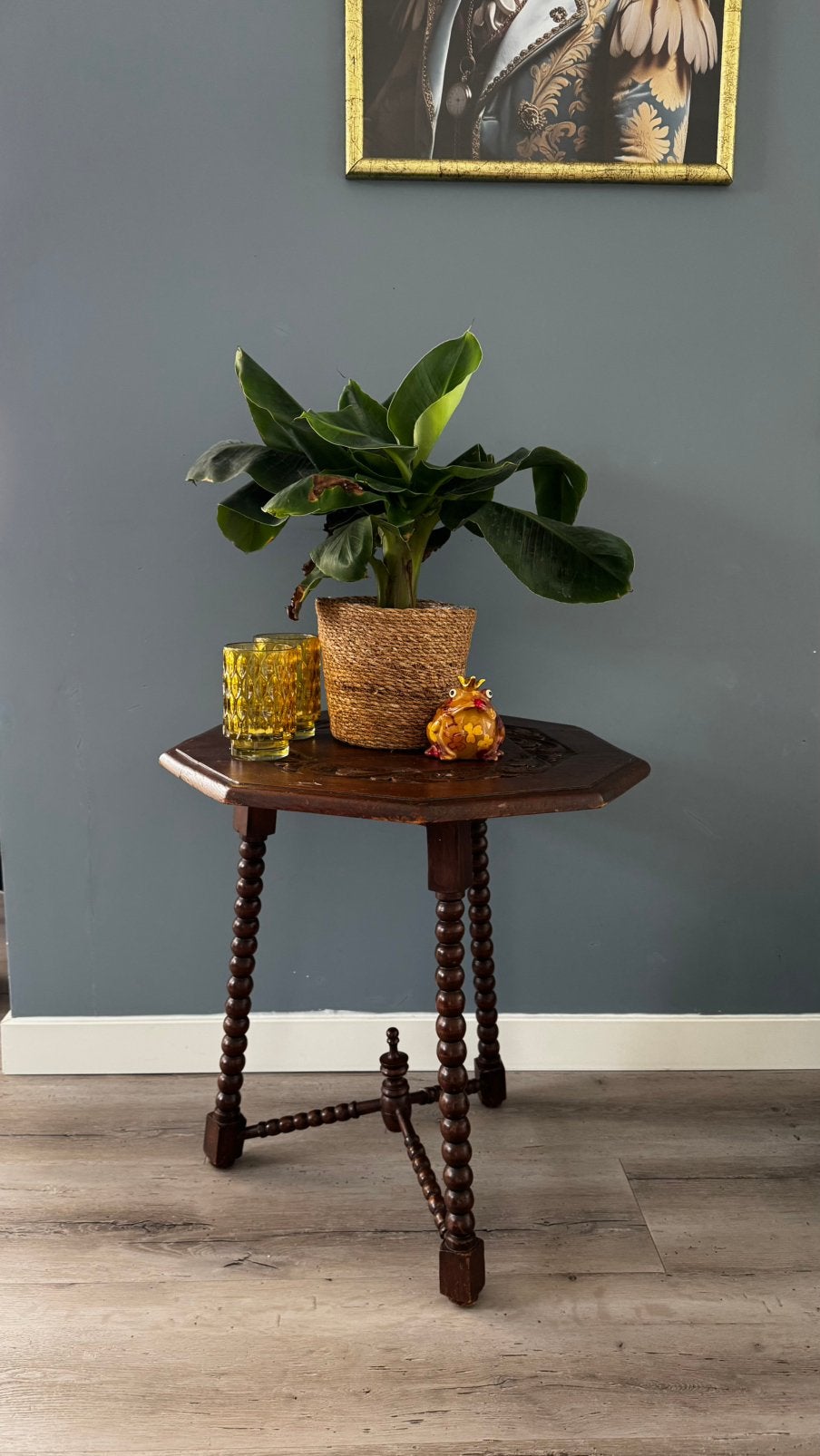 Handgesneden vintage bijzettafel op gedraaide poten. ., Huis en Inrichting, Ophalen, Zo goed als nieuw, Rond, Minder dan 55 cm
