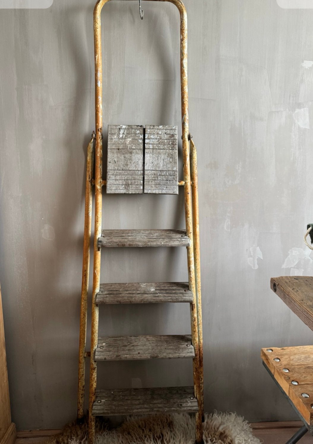 Verweerde oude huishoudtrap decoratief, Ophalen