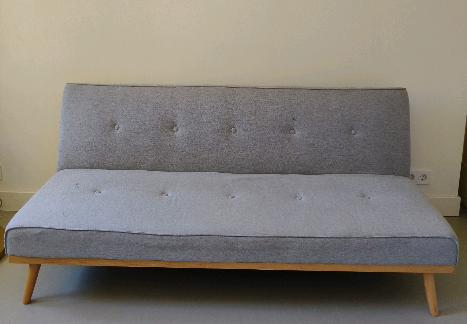 Jade slaapbank Karwei - grijs met houten poten 81x180x84, Gebruikt, Eenpersoons, Grijs, 190 cm of minder