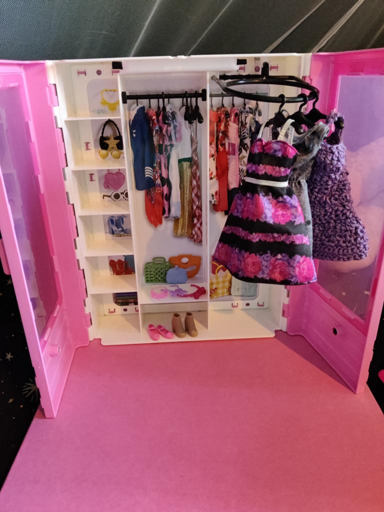 Barbie Kledingkast met Barbiepoppen en accessoires, Kinderen en Baby's, Speelgoed | Poppen, Ophalen of Verzenden, Zo goed als nieuw