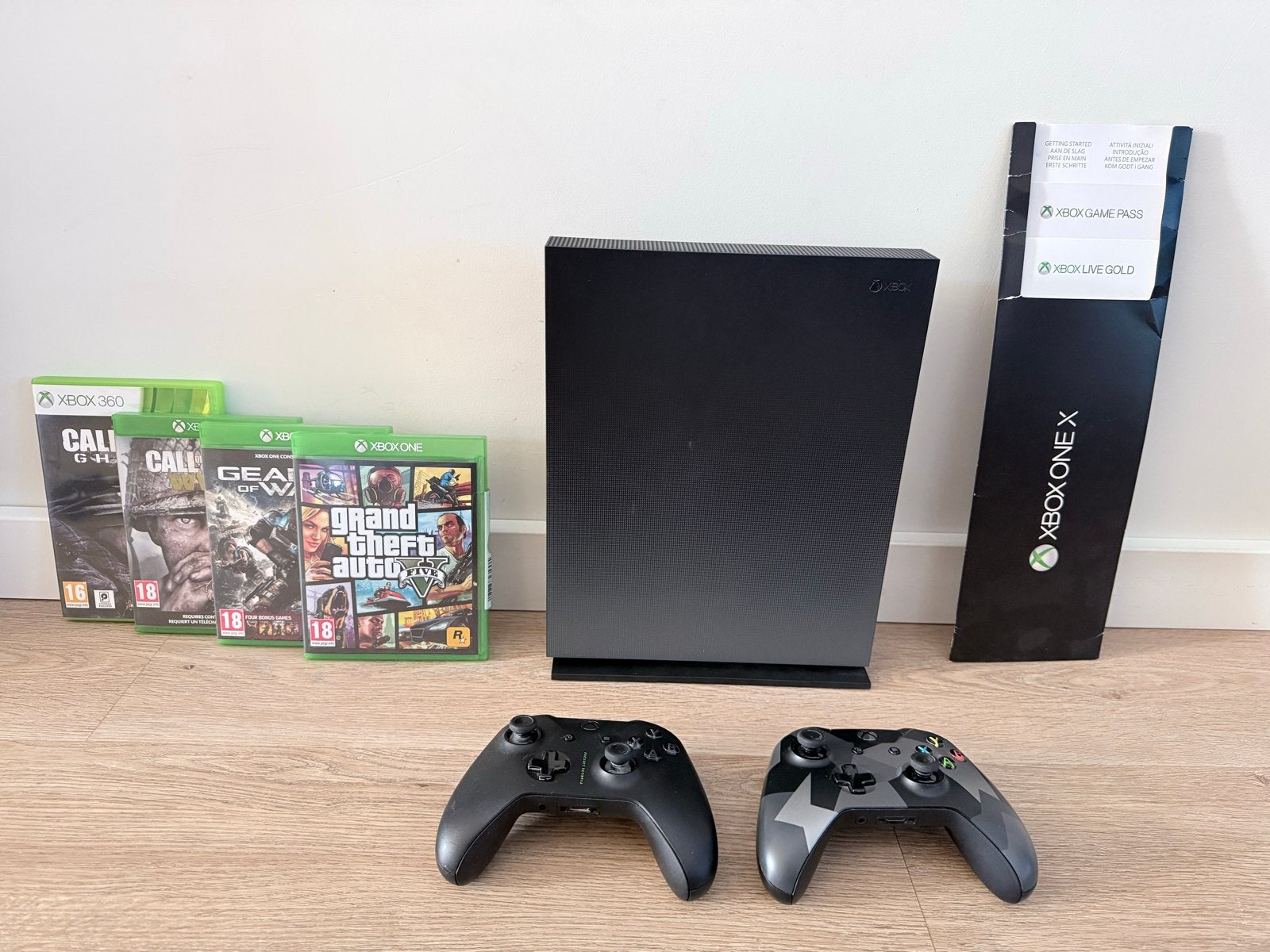 Xbox One X Project Scorpio Edition – 2 controllers + 4 games, Spelcomputers en Games, Ophalen, Met games, Met 2 controllers, Zo goed als nieuw