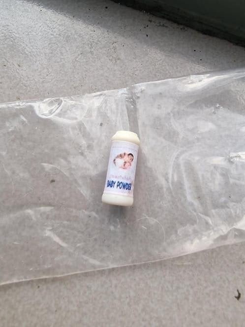 Poppenhuis miniatuur babypoeder flesje, Ophalen of Verzenden, Nieuw