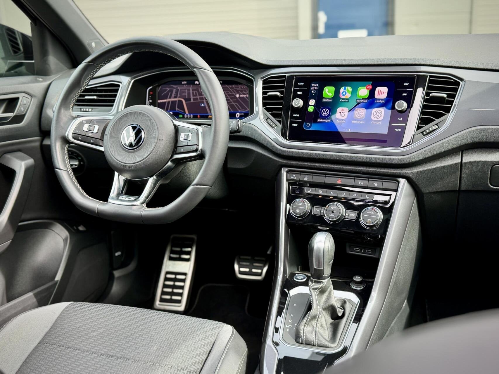 Volkswagen T-Roc 1.5 TSI R-Line Beats|Pano|Keyless|Dodehoek, Auto's, Dealer onderhouden, Zwart, 4 cilinders, Zwart
