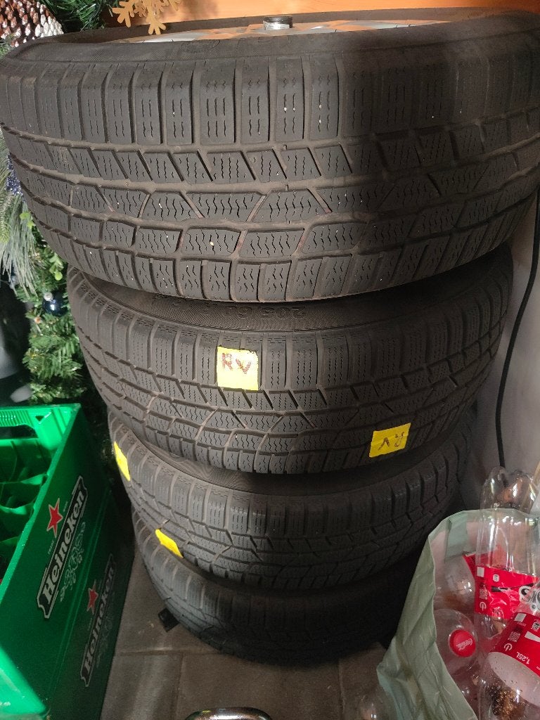 Mooie complete set winterbanden 205 60 r 16, Ophalen, Zo goed als nieuw