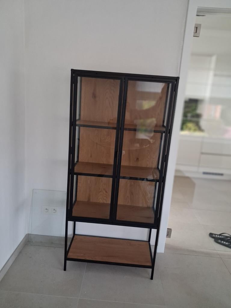 JYSK Vitrinekast met glazen deuren en houten planken, Ophalen, 50 tot 100 cm, Zo goed als nieuw, Modern industrieel