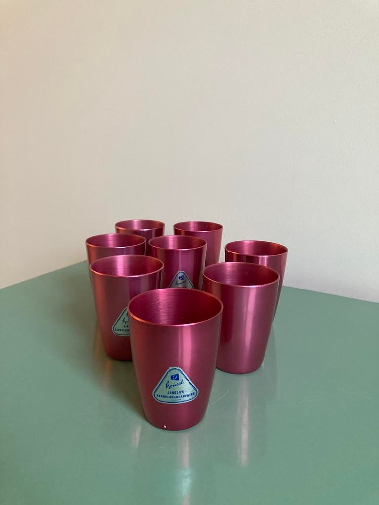 Vintage | set van 8 aluminium bekers - roze, Huis en Inrichting, Keuken | Servies, Zo goed als nieuw, Ophalen of Verzenden
