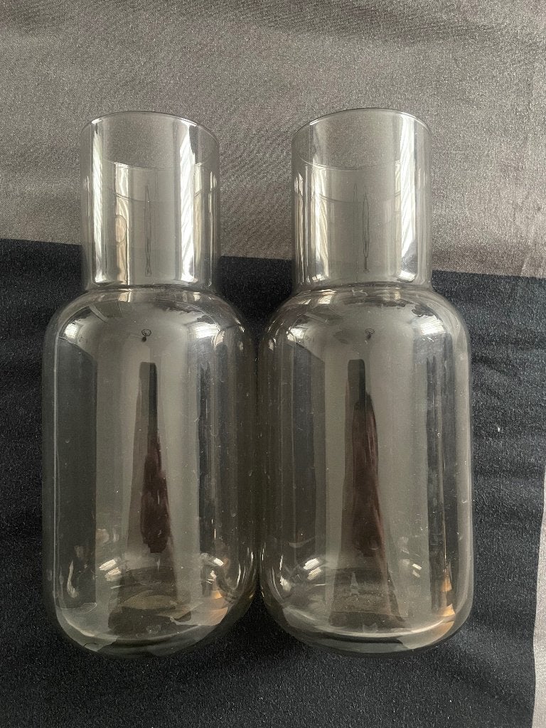 Set van 2 glazen vazen/karaffen - Rookgrijs IKEA, Huis en Inrichting, Ophalen of Verzenden, Glas, Zo goed als nieuw, Gerecycled glas