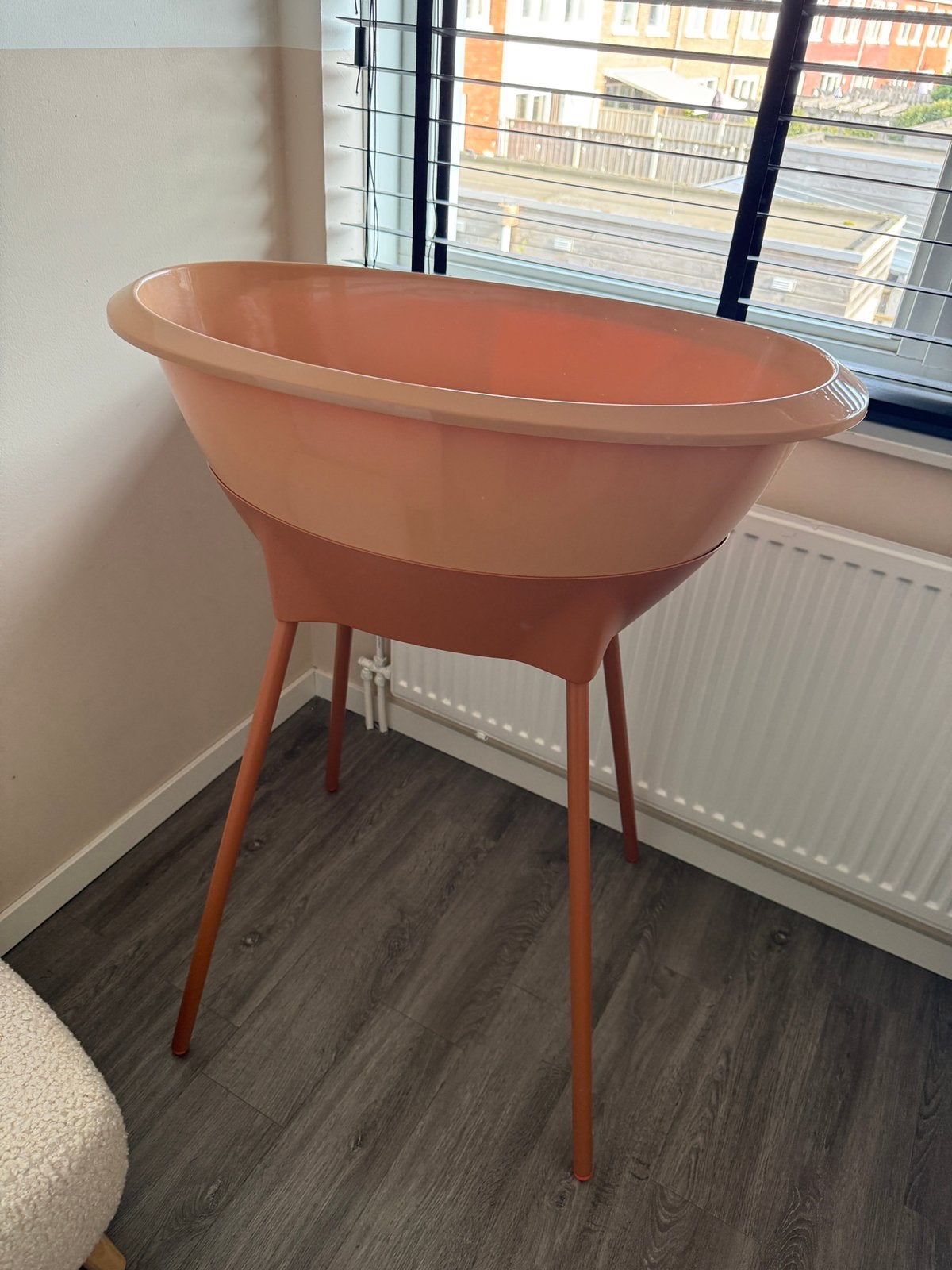 Luma baby bad met standaard, bruin / roze, Ophalen, Zo goed als nieuw, Badje