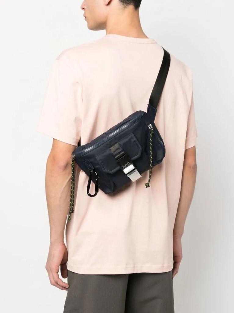 Farfetch - A.P.C. Heuptas met logopatch, Overige merken, Blauw, Mailto:customerservice@farfetch.com, The Bower 4th Floor 211 Old Street London EC1V 9NR Verenigd Koninkrijk
