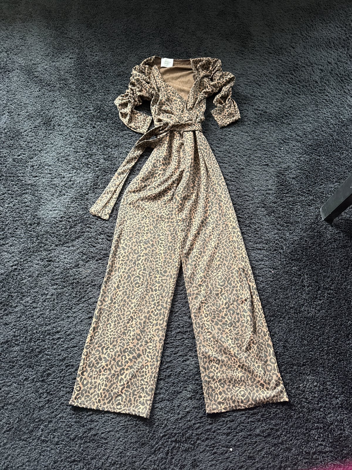 Leuke panterprint jumpsuit met V-hals en pofmouwtjes, Ophalen of Verzenden, Nieuw, Maat 38/40 (M), Bruin