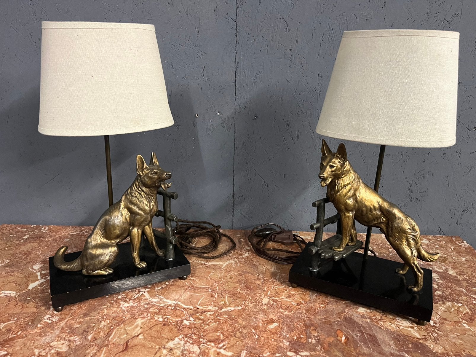 Twee Franse vintage schemerlampen met herders honden – 63 cm, Ophalen