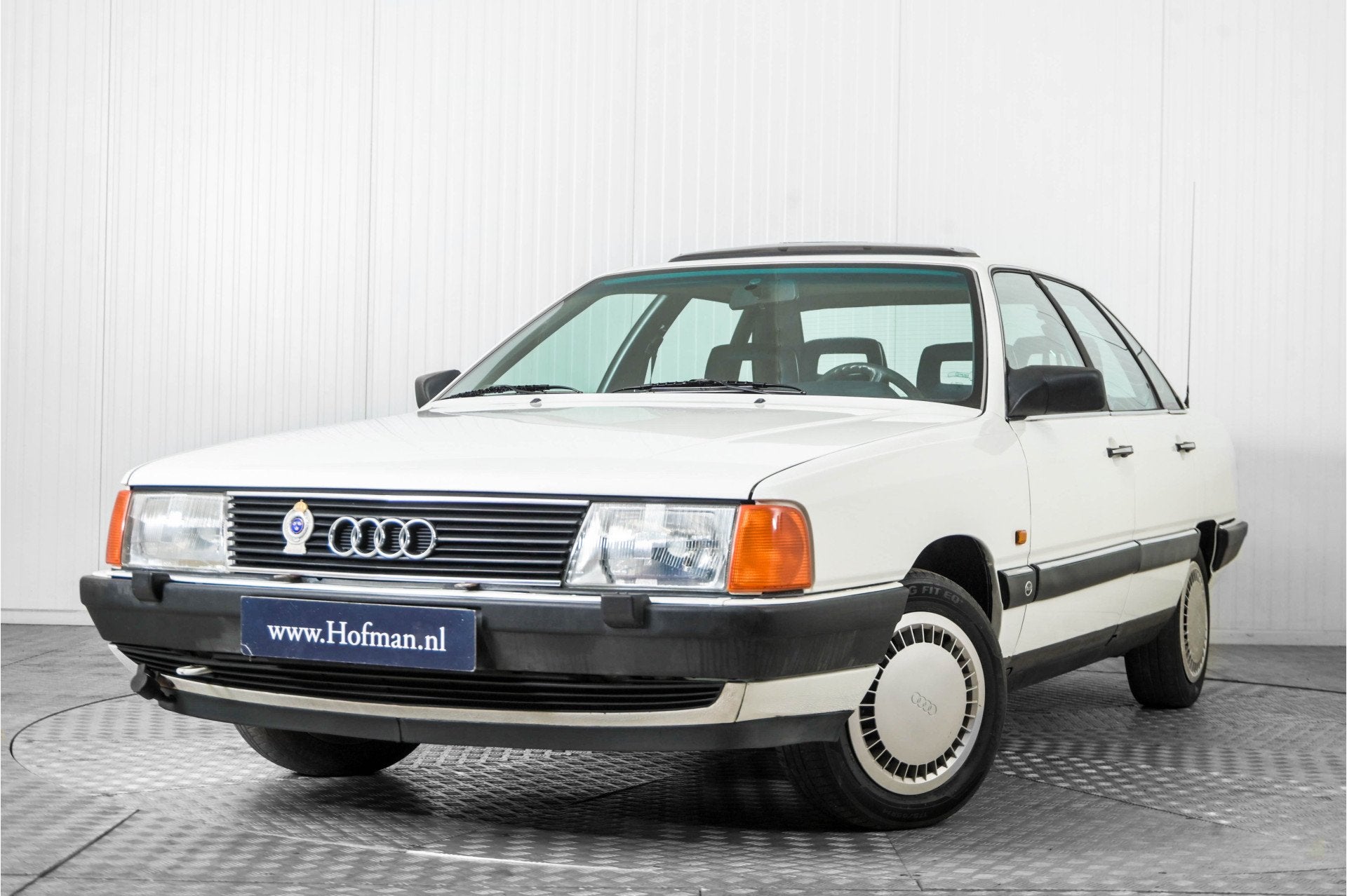 Audi 100 1.8 injectie (bj 1987), Auto's, Voorwielaandrijving, Gebruikt, 4 cilinders, Wit
