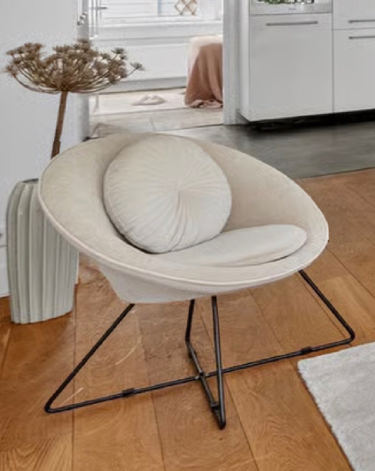 Pomax - Moderne beige kuipstoel met metalen onderstel, Huis en Inrichting, Stoelen, Ophalen, Overige kleuren, Zo goed als nieuw