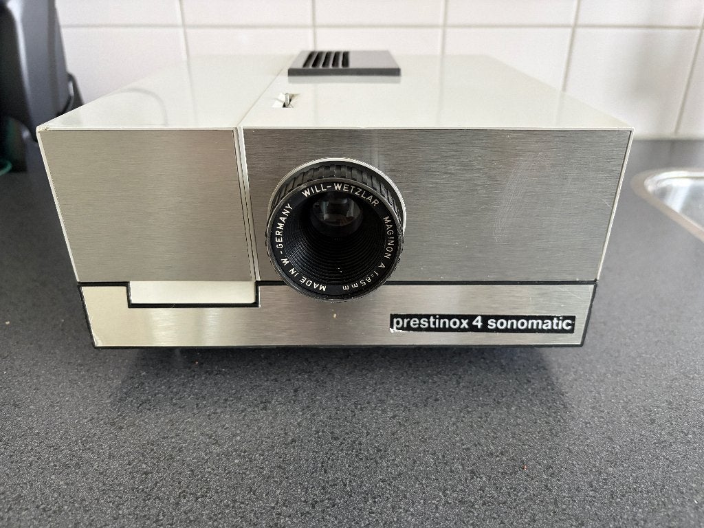 Prestinox 4 Sonomatic Diaprojector, projectortafel en scherm, Ophalen, Gebruikt, Met scherm