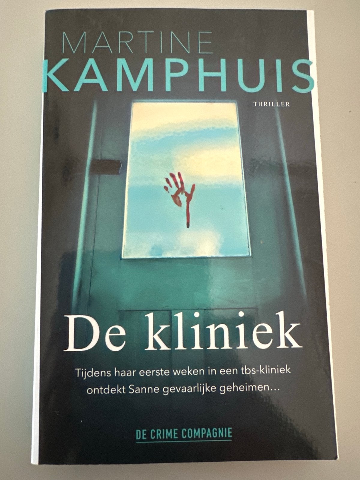Martine Kamphuis - De kliniek (Thriller), Ophalen of Verzenden, Zo goed als nieuw, Nederland