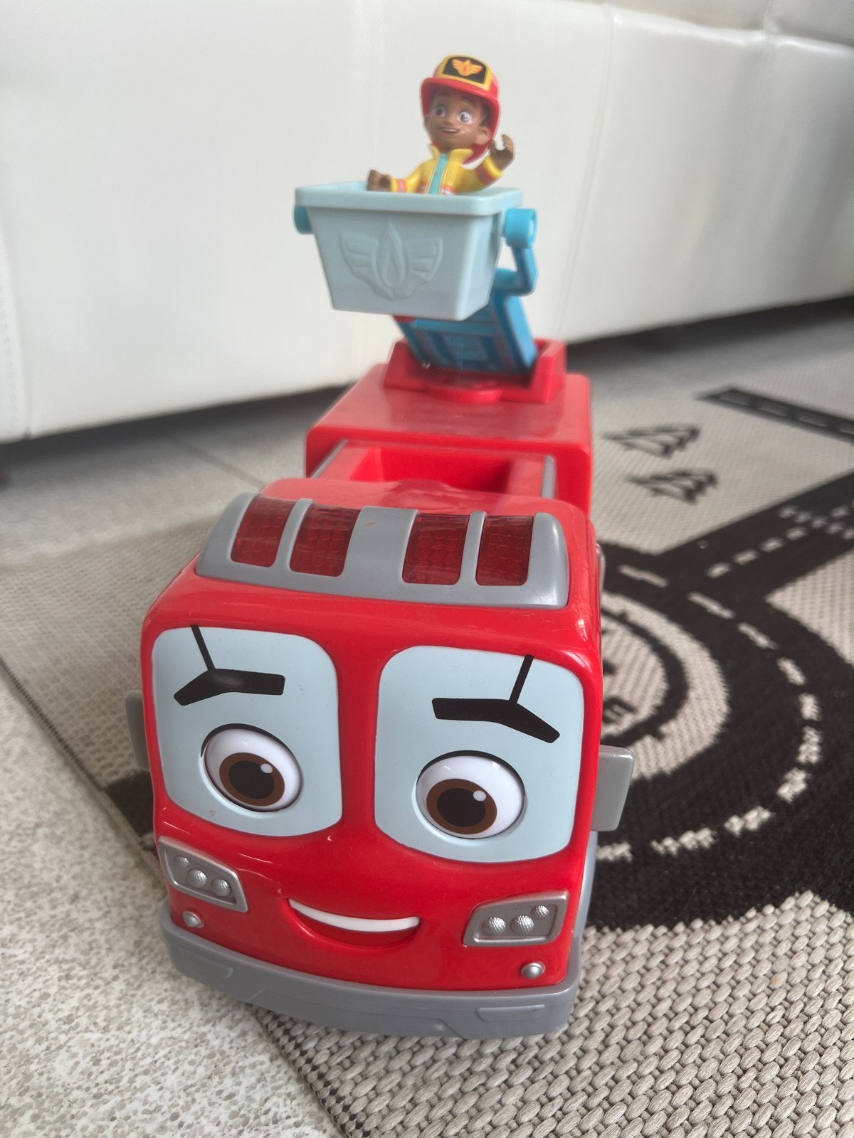Disney brandweerwagen met brandweer, Ophalen, Zo goed als nieuw