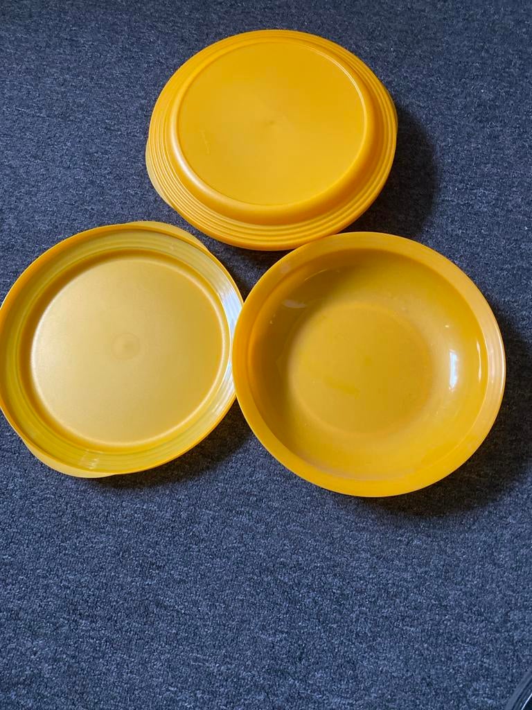 2 Tupperware borden met deksel, Huis en Inrichting, Ophalen of Verzenden, Gebruikt, Geel, Schaal