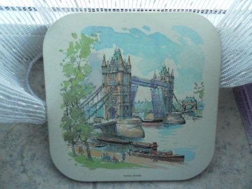 onderzetter voor theepot in de 60er jaren londen towerbridge, Ophalen of Verzenden, Schaalonderzetter, Gebruikt