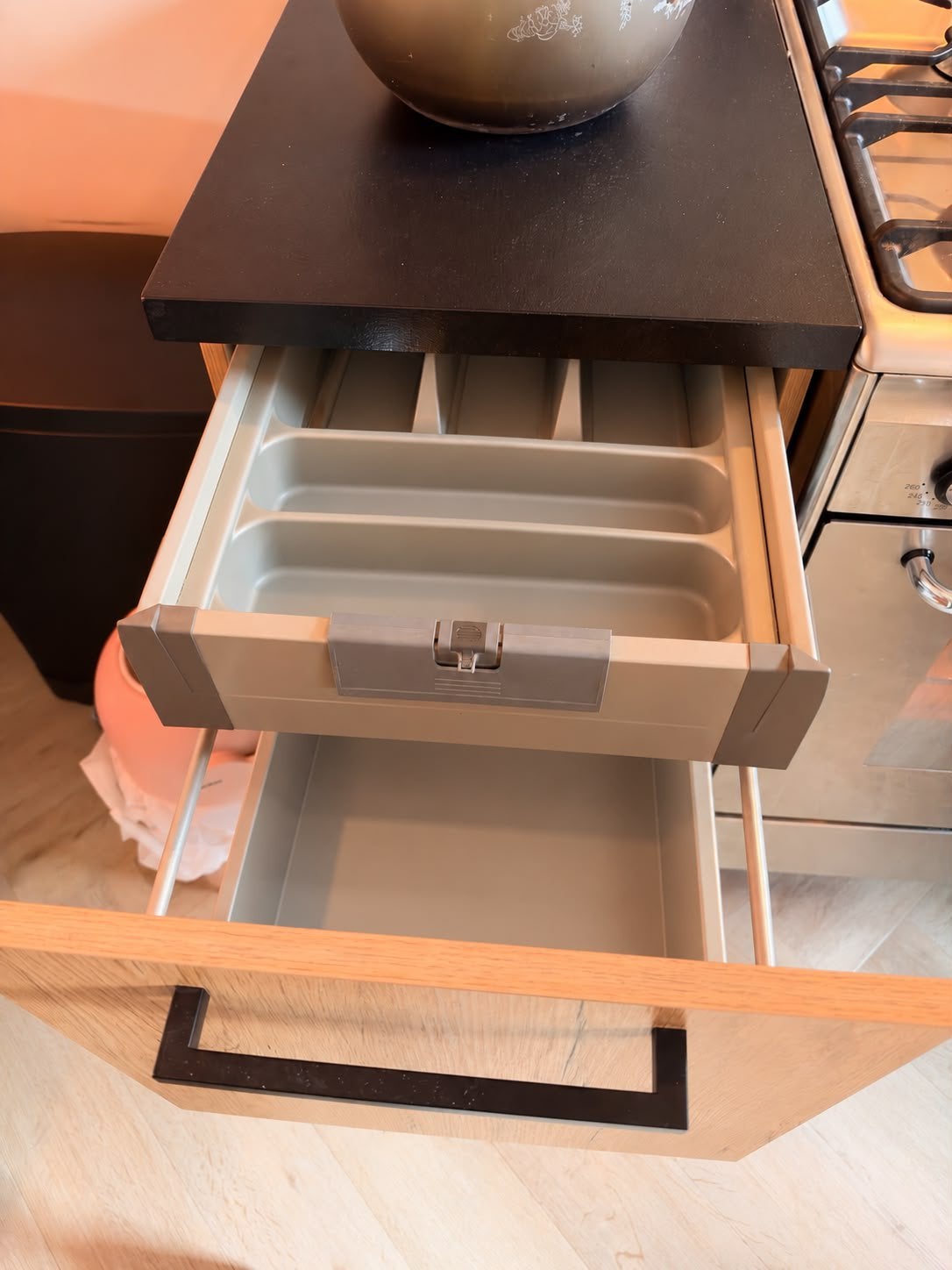 Foto 7 van Rustiek eiken U keuken met gasoven en koel/vriescombinatie
