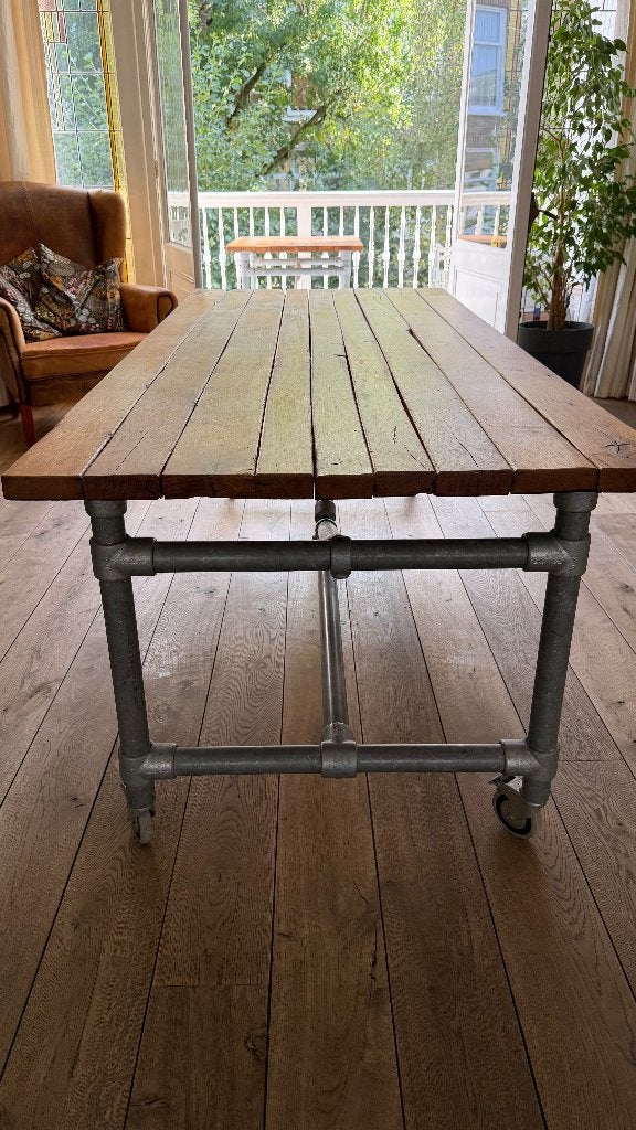 Foto 3 van Eettafel(s) van eikenhout en steigenbuizen