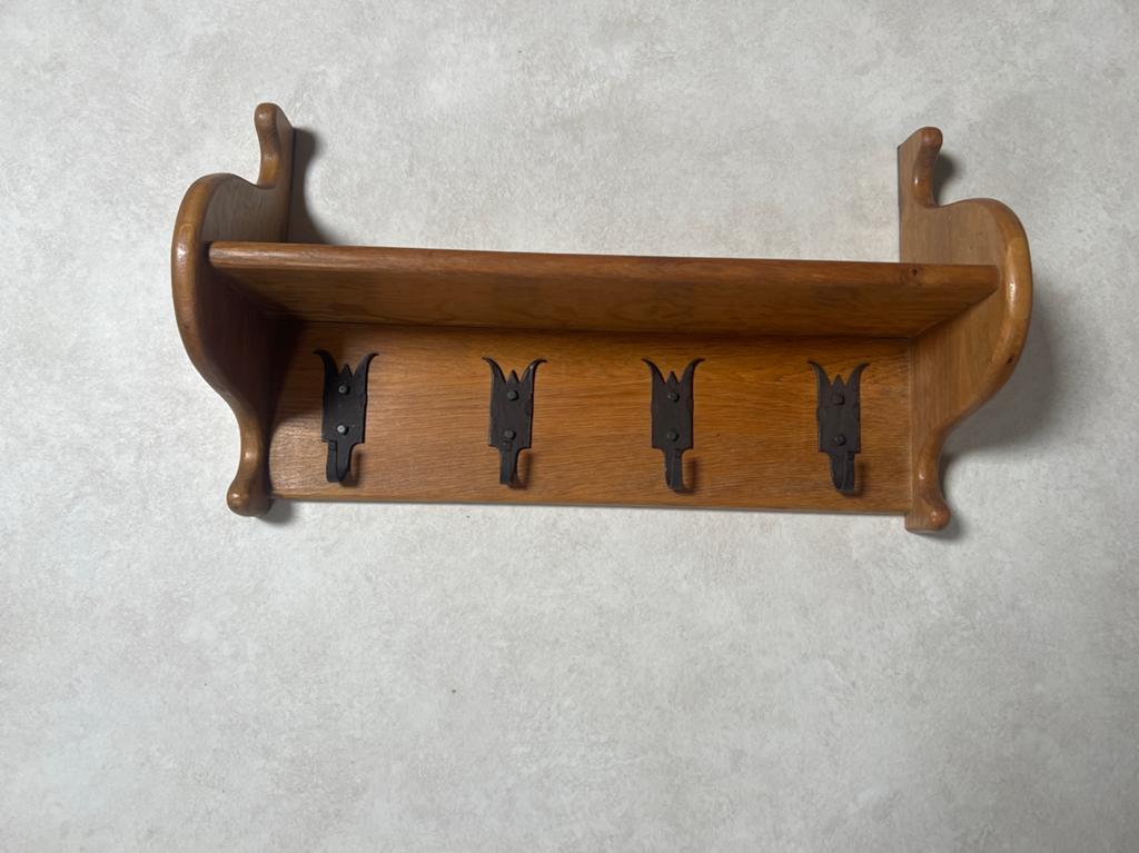 Vintage houten wandkapstok met smeedijzeren haken, Wandkapstok, Gebruikt, Ophalen of Verzenden, Minder dan 100 cm
