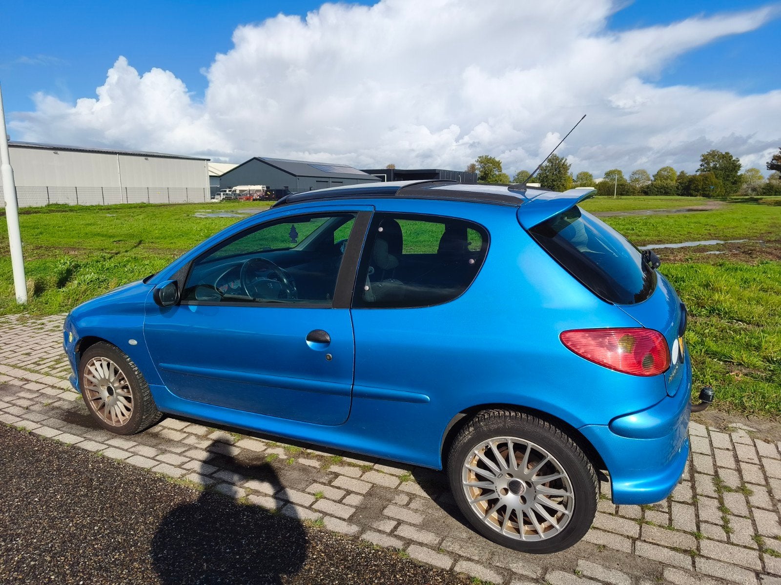 Peugeot 206 1.6 16V Gentry 3D 2002 Blauw dakraam, Auto's, Voorwielaandrijving, 1025 kg, 40 €/maand, Zwart