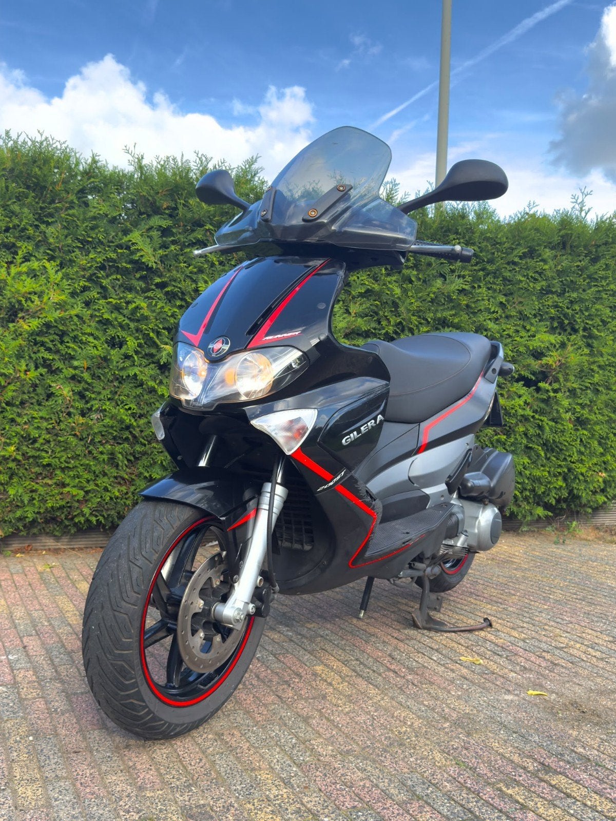 Gilera Runner 200 ST 200cc – 100 Jaar Edition

Mooie Gilera, Scooter, Gebruikt, Particulier, 200 cc