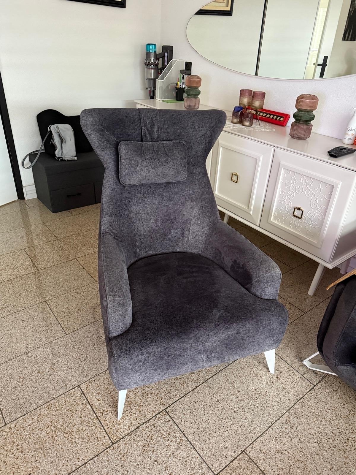 Foto 5 van Moderne grijze fauteuil met witte poten