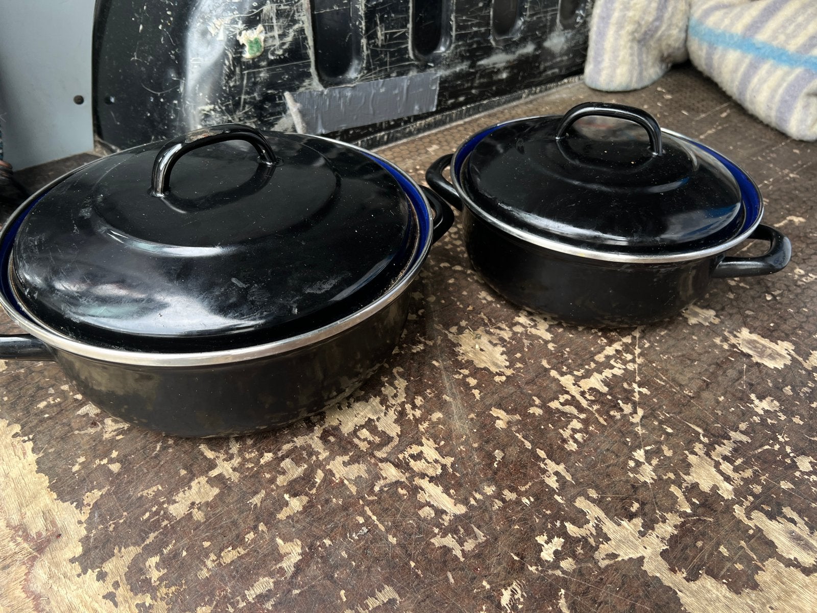 2x gietijzeren emaille braadpannen van zwaar kwaliteit, Huis en Inrichting, Keuken | Potten en Pannen, Ophalen, Zo goed als nieuw