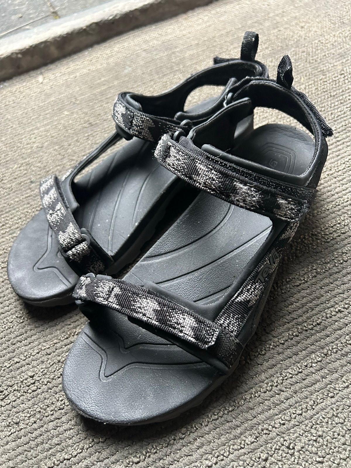 Teva sandalen maat 40 - Zwart met patroon, Kleding | Dames, Schoenen, Ophalen, Zwart, Sandalen of Muiltjes, Gedragen