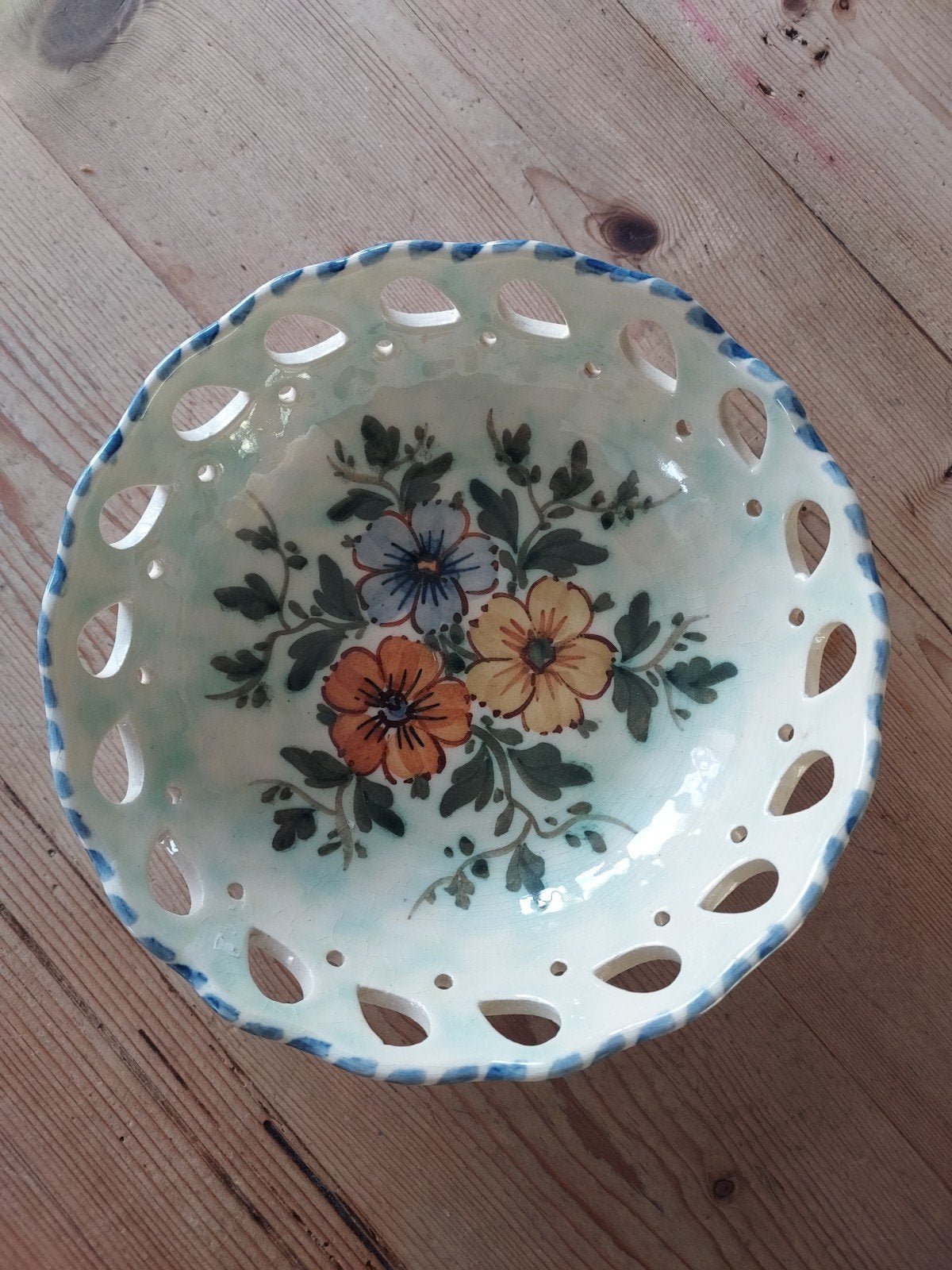 Flora Gouda Holland handgeschilderde schaal, Antiek en Kunst, Ophalen of Verzenden