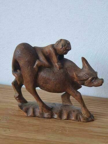 Handgesneden Houten Beeld – Man op Waterbuffel INDONESIË, Antiek en Kunst, Ophalen