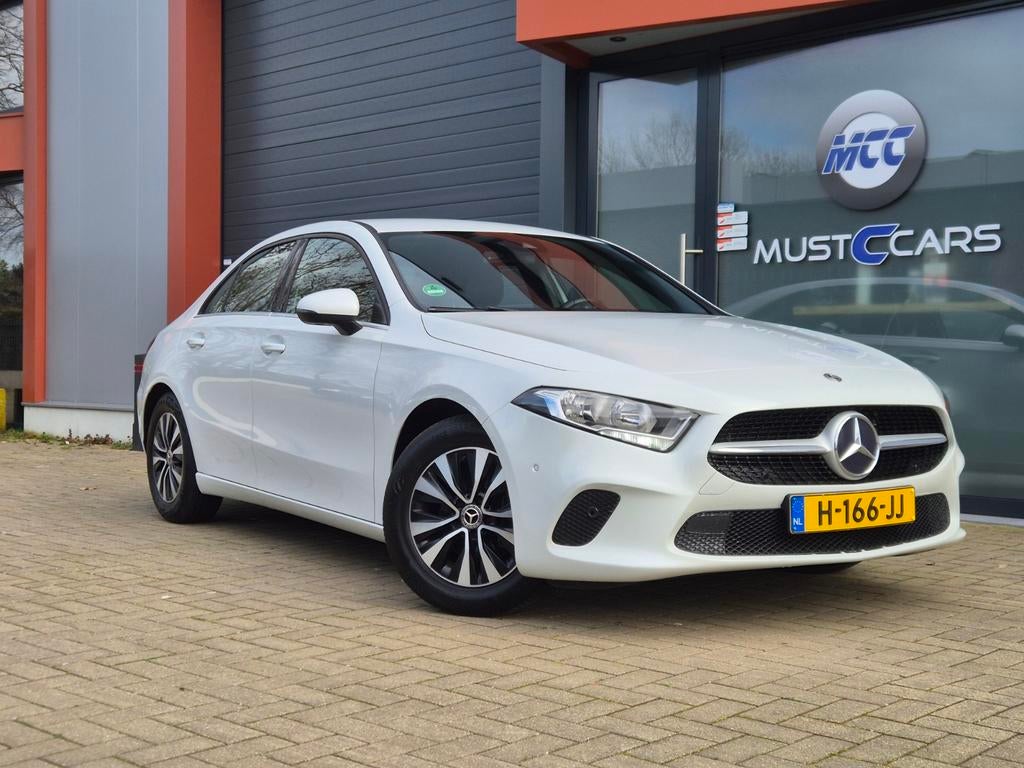 Mercedes-Benz A-Klasse 180 7G-DCT AUT/OrgNL/Widescreen/Apk2j, 136 pk, 4 cilinders, Leder en Stof, Wit