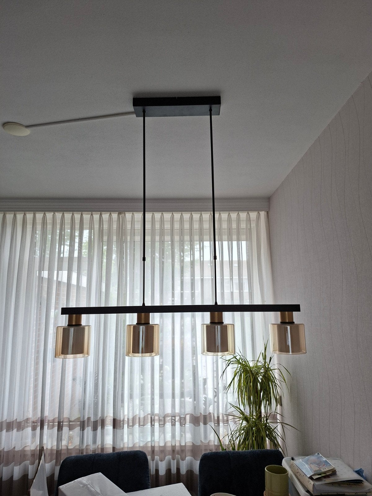 Moderne hanglamp met 4 glazen kappen, Huis en Inrichting, Lampen | Hanglampen, Zo goed als nieuw, 75 cm of meer, Glas, Metaal