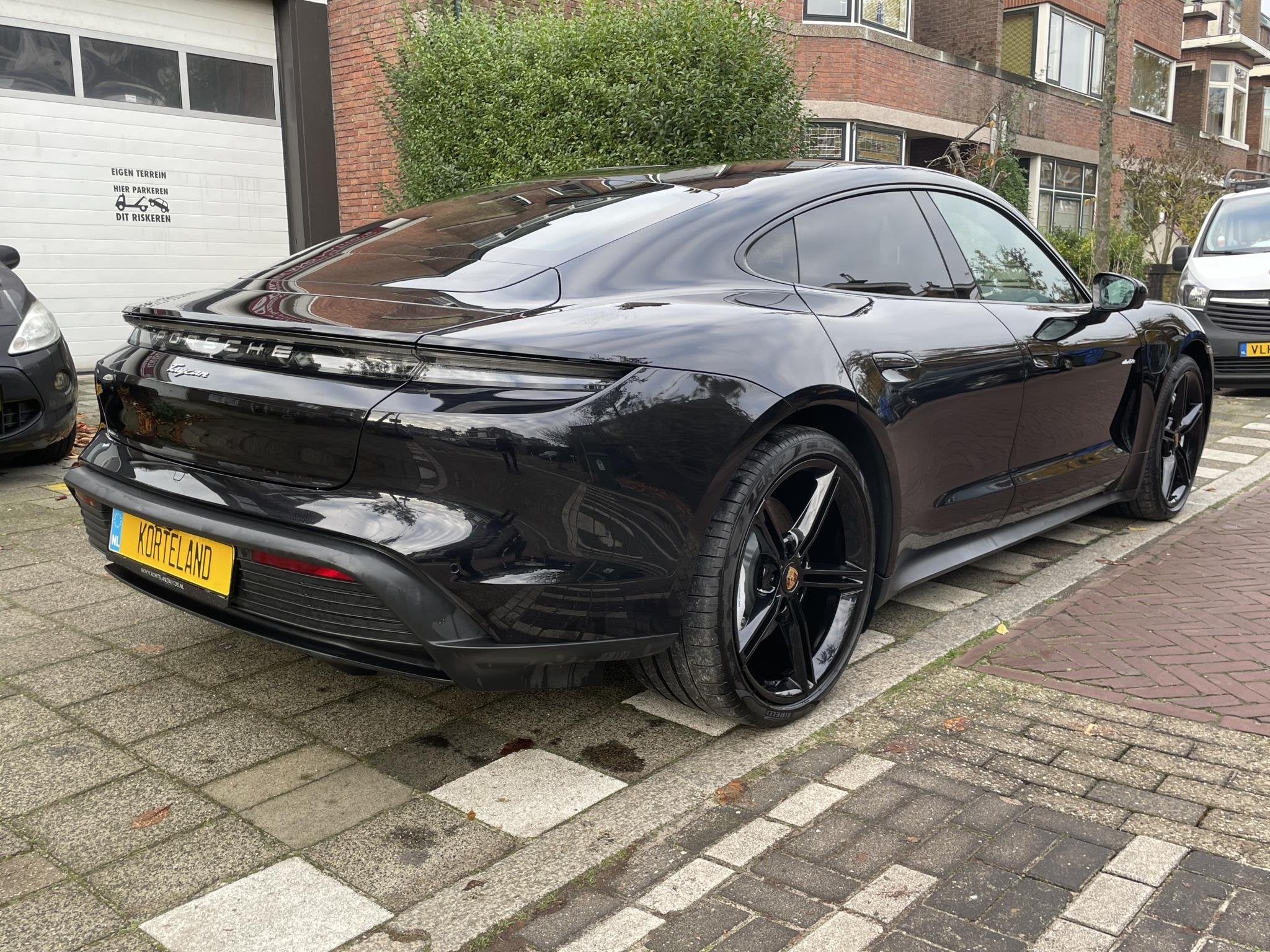 Porsche Taycan Performance 84 kWh l 21 inch l Apple Carplay, Auto's, Achterwielaandrijving, Gebruikt, Met garantie (alle), 4 stoelen