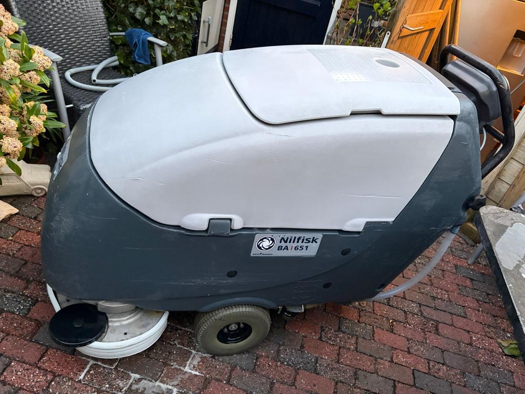 Zeer nette Nilfisk schrobdweilautomaat, volledig vernieuwd, Ophalen, Zo goed als nieuw, Schrobmachine