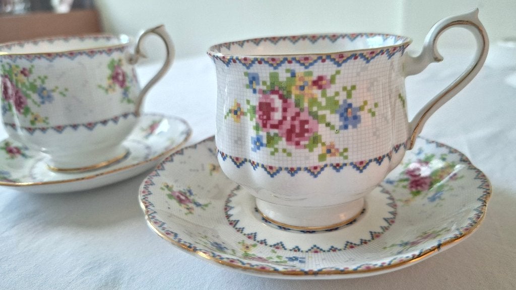 Royal Albert Petit Point 2 kop en schotel sets Bone China, Ophalen