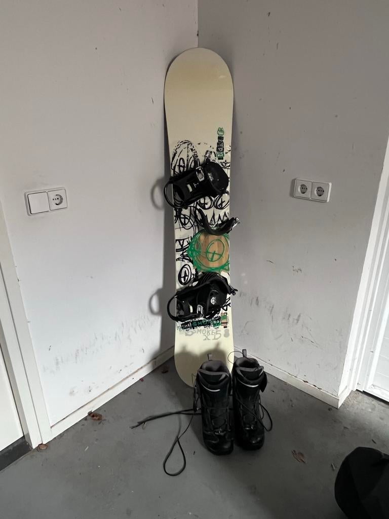 Snowboard set compleet, Salomon bindingen en schoenen, Ophalen, Zo goed als nieuw, Board