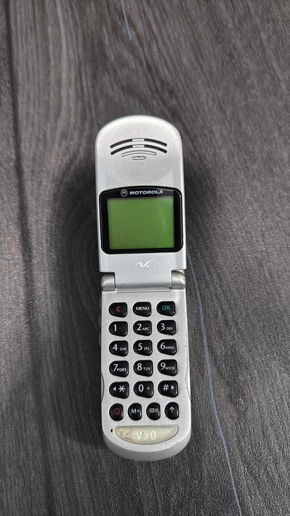 Motorola V50, Telecommunicatie, Mobiele telefoons | Motorola, Ophalen of Verzenden, Zilver, Inklapmodel, Fysiek toetsenbord