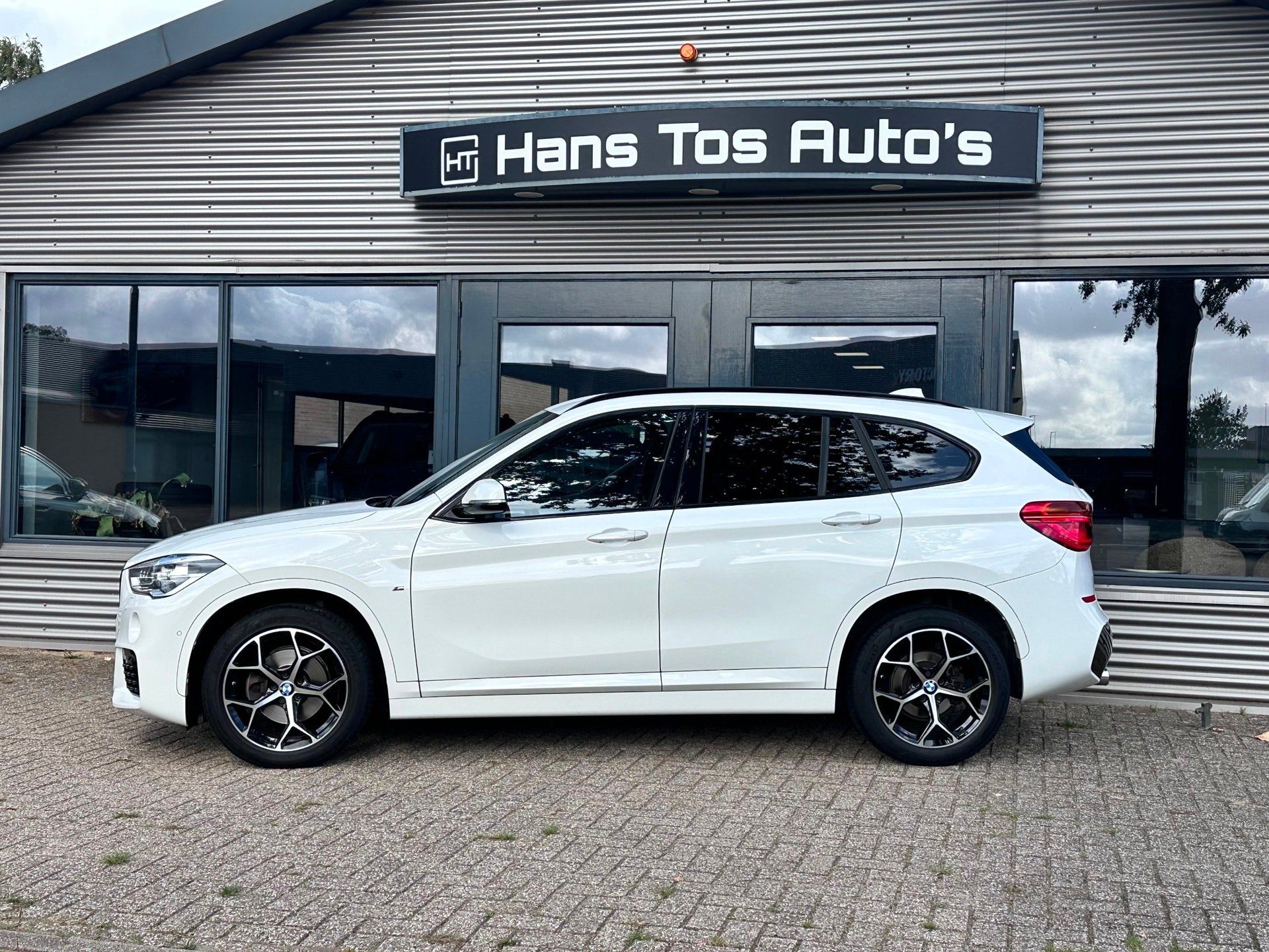 BMW X1 SDrive18i M-SPORT Aut High Executive/ Trekhaak / LED, Auto's, Dealer onderhouden, Gebruikt, Alcantara, Wit