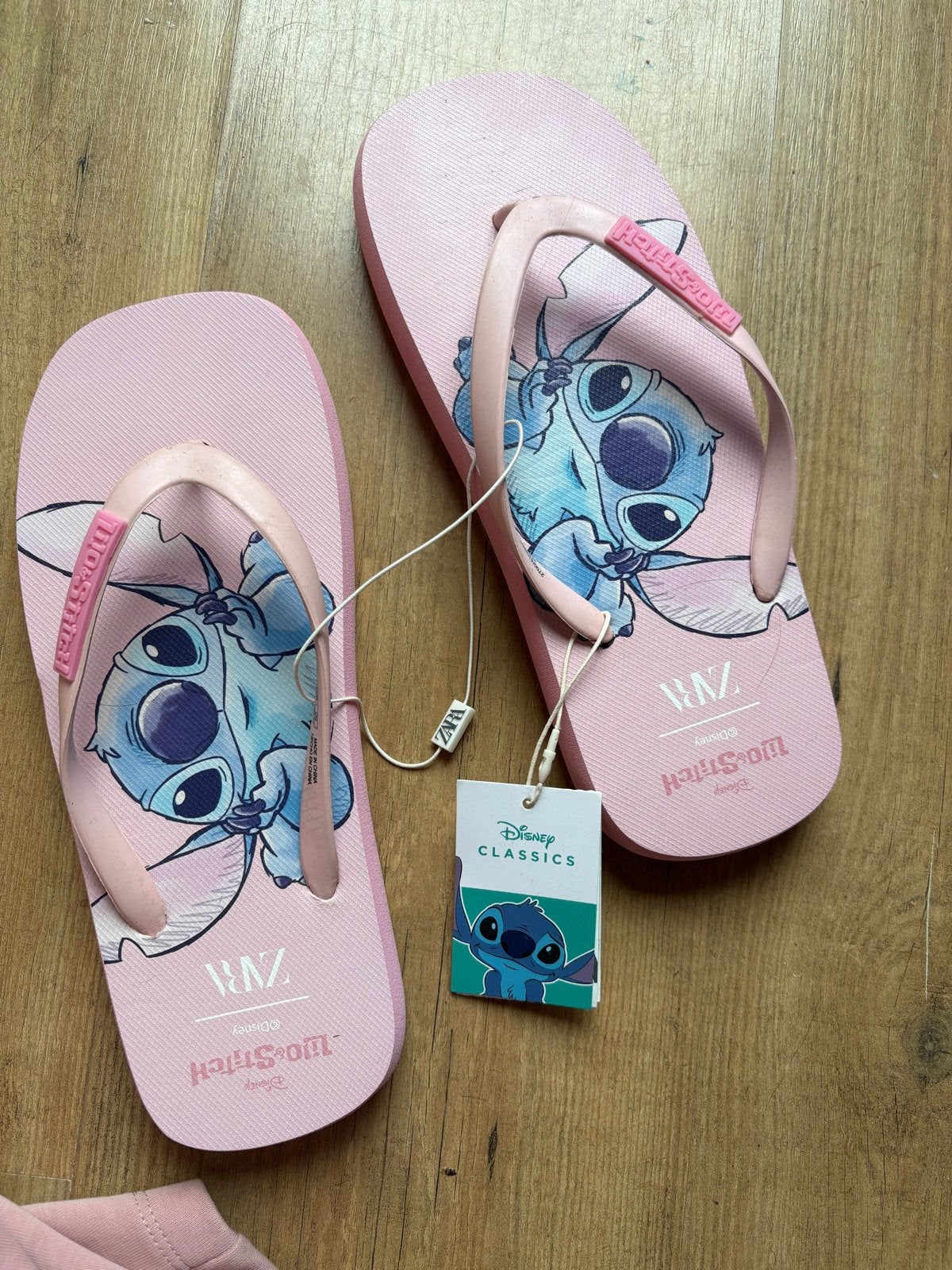 Nieuwe Roze Disney Stitch Slippers (Zara) - Maat 38/39, Kleding | Dames, Schoenen, Ophalen of Verzenden, Nieuw, Roze