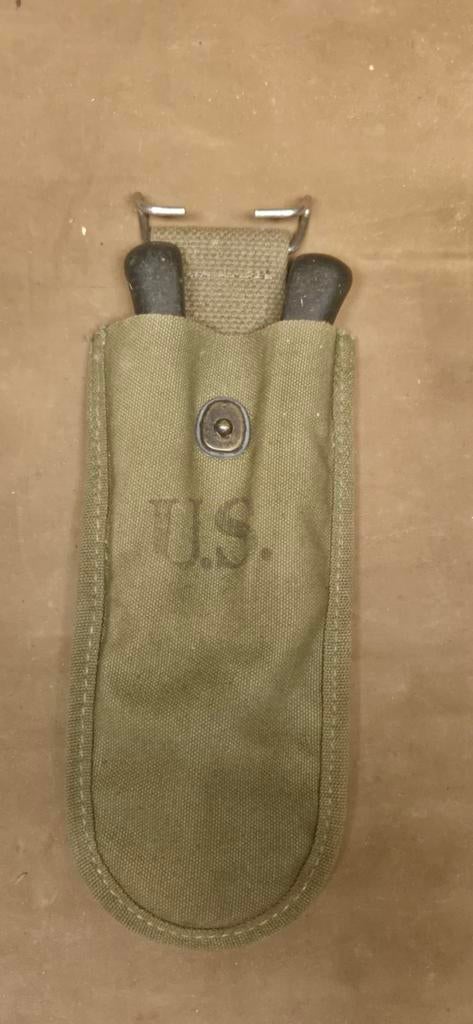1944 barb wire cutter + cover OD7 US ww2 Bastogne, Ophalen of Verzenden, Landmacht, Amerika, Overige typen