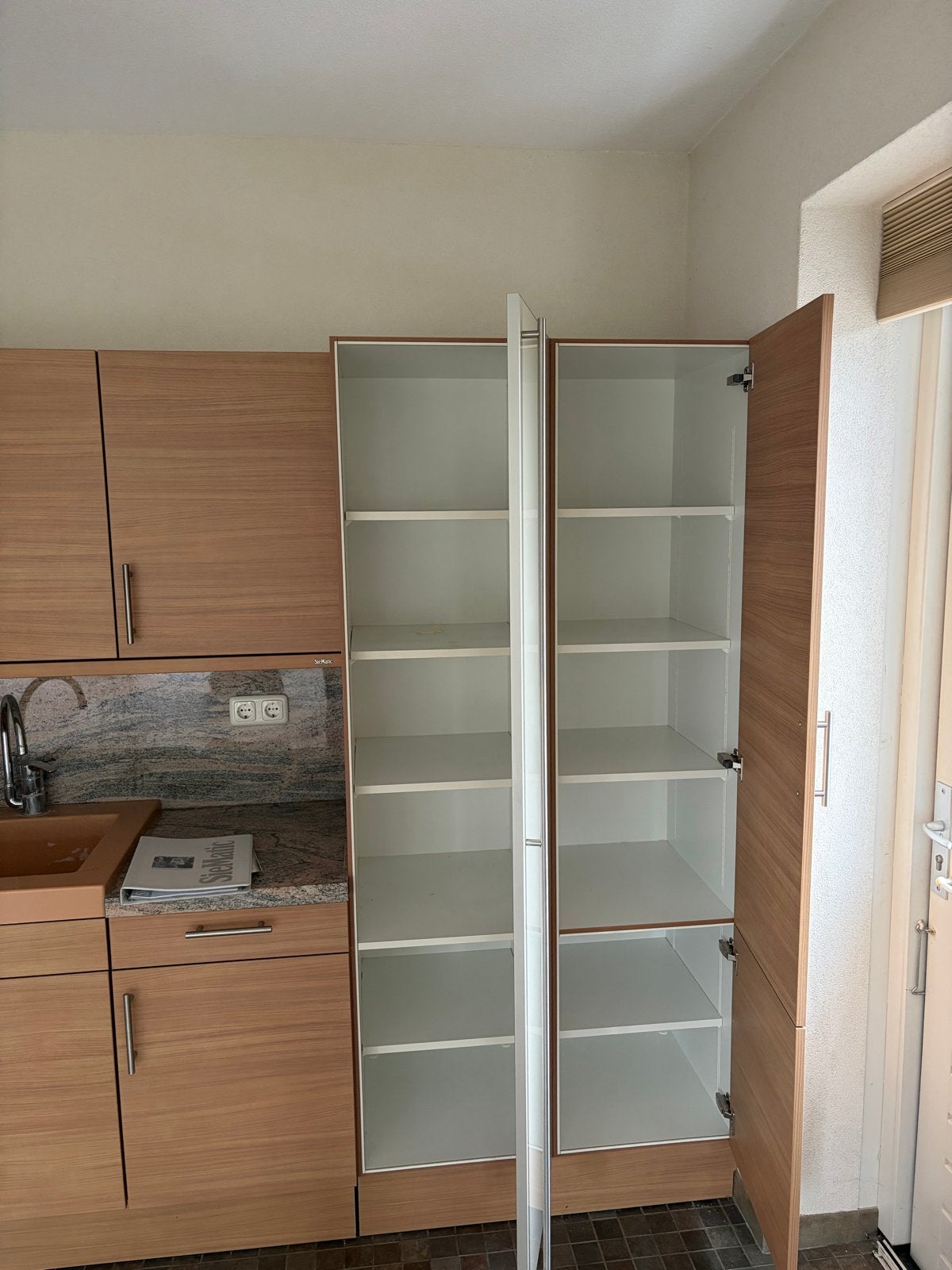 Moderne hoekkeuken met granieten blad en apparatuur, Ophalen, Gebruikt, Bruin, Hoekkeuken